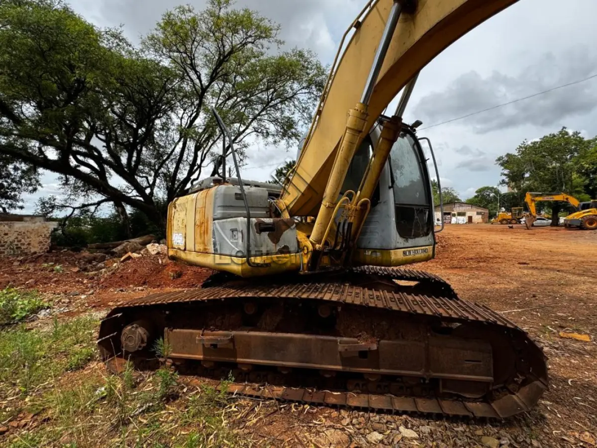 LOTE 020 - ESCAVADEIRA/NEW HOLLAND E175