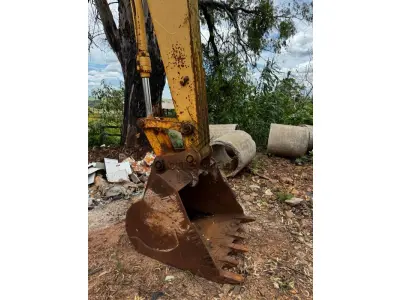 LOTE 020 - ESCAVADEIRA/NEW HOLLAND E175