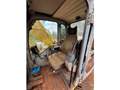 LOTE 020 - ESCAVADEIRA/NEW HOLLAND E175