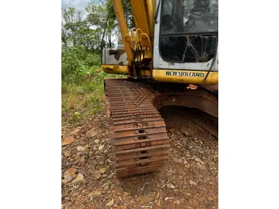 LOTE 020 - ESCAVADEIRA/NEW HOLLAND E175