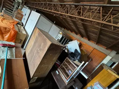 LOTE 023 - SUCATAS DE MÓVEIS EM GERAL