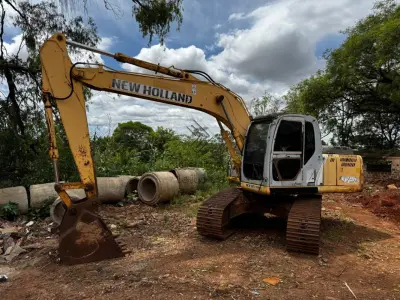 LOTE 020 - ESCAVADEIRA/NEW HOLLAND E175