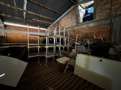 LOTE 023 - SUCATAS DE MÓVEIS EM GERAL