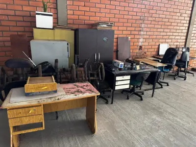 LOTE 023 - SUCATAS DE MÓVEIS EM GERAL