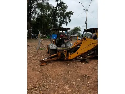 LOTE 021 - RETROESCAVADEIRA/CASE 580L
