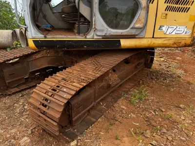 LOTE 020 - ESCAVADEIRA/NEW HOLLAND E175