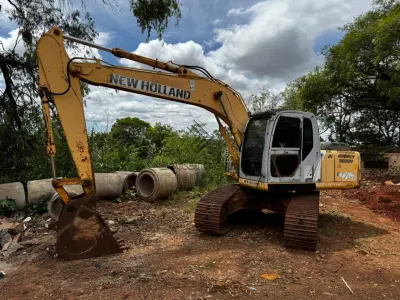 LOTE 020 - ESCAVADEIRA/NEW HOLLAND E175