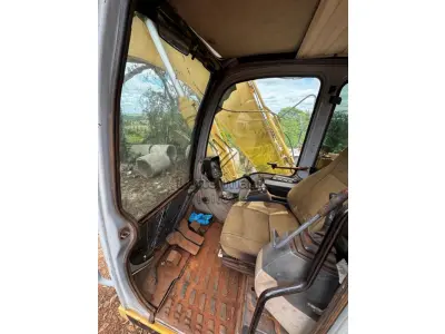 LOTE 020 - ESCAVADEIRA/NEW HOLLAND E175